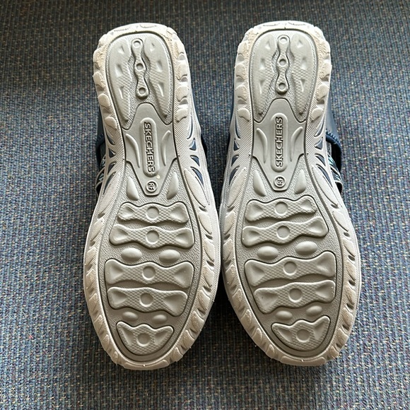 Skechers Relaxed Fit memory foam slip ons - Picture 3 of 4